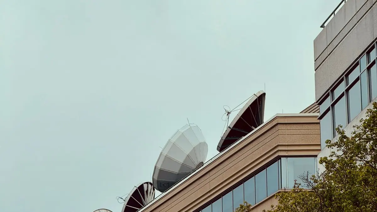 Satellitenschüssel an einer Hauswand