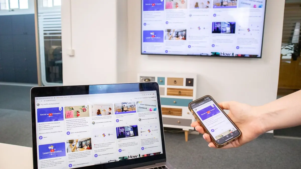 Smartphone und Fernseher beim Streaming