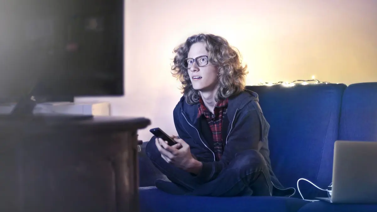 Smartphone und Fernseher beim Streaming